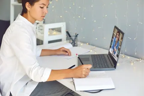 Frau nutzt E-Learning App und Web-Plattform